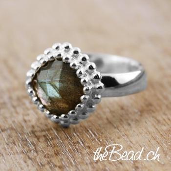 women silver finger ring made of 925 sterling silver and labradorite