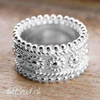 women silver finger ring made of 925 sterling silver