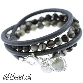 Grey pearls leather bracelet with grey quarz heart pendant