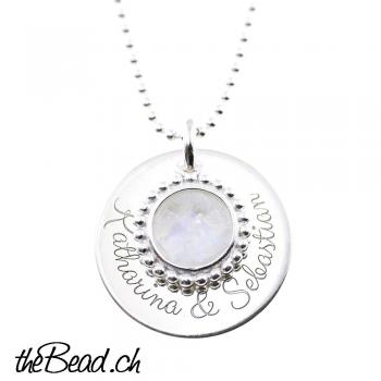 Silverchain with silverpendant and moonstone