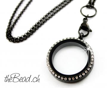Medaillons in " black strass " incl. chain
