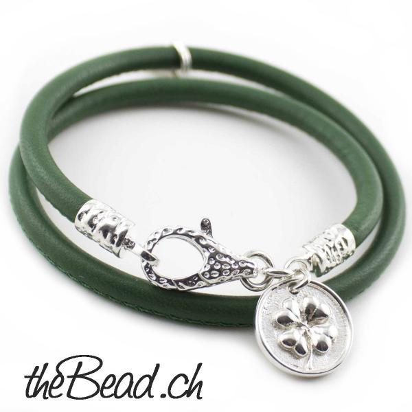 kleeblatt Armband aus Leder und Glas theBead